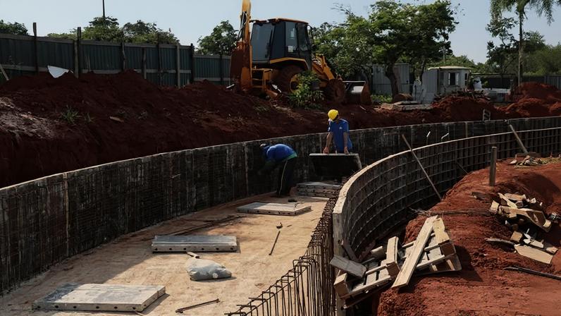 Obra na Piscina de Ondas inicia instalação hidráulica e estrutura de concreto do rio lento - (crédito: Novacap/Divulgação)
