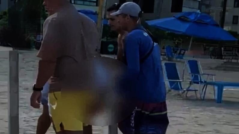 Vendedores e turistas socorrem jovem atacada por tubarão, na tarde desta segunda, em Boa Viagem - (crédito: Reprodução/X)