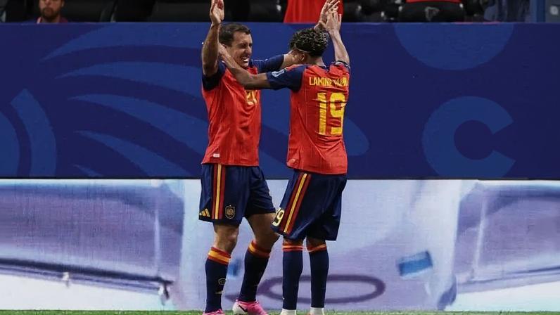 Oyarzabal e Yamal comemoram gol da Espanha sobre a Arábia Saudita pela Copa do Mundo - (crédito: Mattia Ozbot/ Getty Images via AFP)
