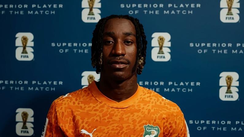 Yan Diomandé ganhando o prêmio de "Superior Player of the match" após partida contra o Equador na Copa do Mundo