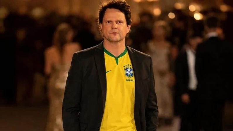Concepção artística do ator Selton Mello com a camisa da Seleção Brasileira: "Nem sei quando a gente joga" - (crédito: Facebook/foto manipulada digitalmente)