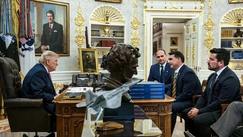 Horas depois da ameaça americana, Donald Trump postou fotos em que aparece no Salão Oval da Casa Branca com Flávio Bolsonaro - (crédito: Donald Trump via Truth Social)