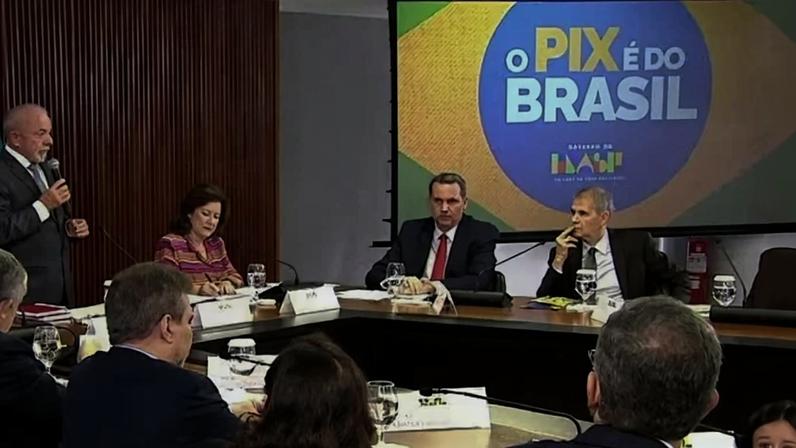Petista cobra de ministros entregas antes das eleições. Reunião exibe frase: "O Pix é do Brasil"