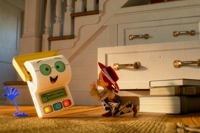 O novato Amigo Rolinho e a protagonista Jessie em cena de Toy Story 5 - (crédito: Fotos: Disney/Pixar)