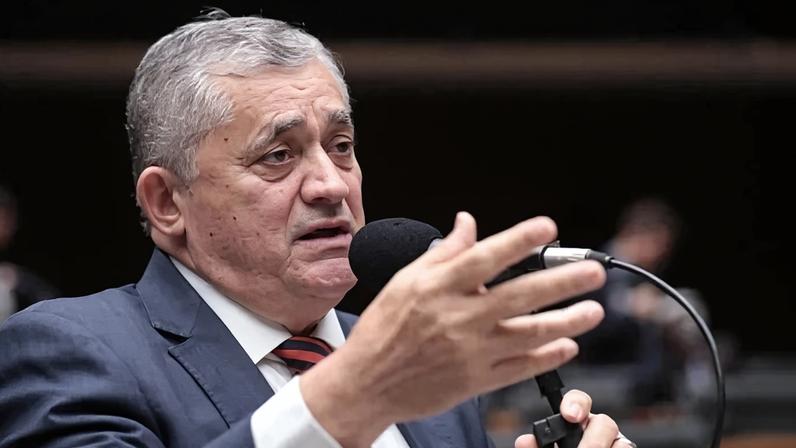 Anúncio sobre a retirada da urgência foi feito pelo ministro da Secretaria de Relações Institucionais (SRI), José Guimarães - (crédito: Bruno Spada/Câmara dos Deputados)