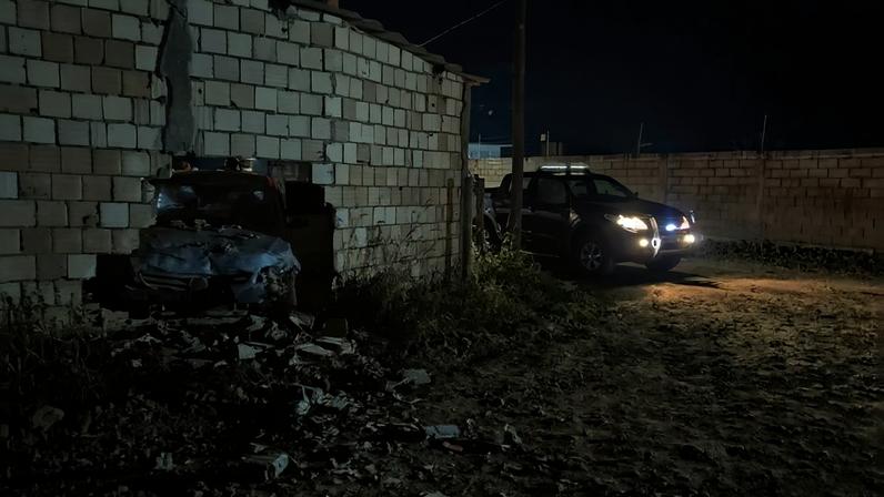 Carro deixou buraco em muro no Paranoá