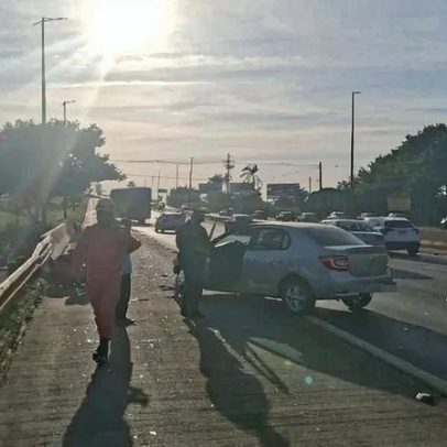 Homem fica ferido após colisão entre carro e moto na EPTG
