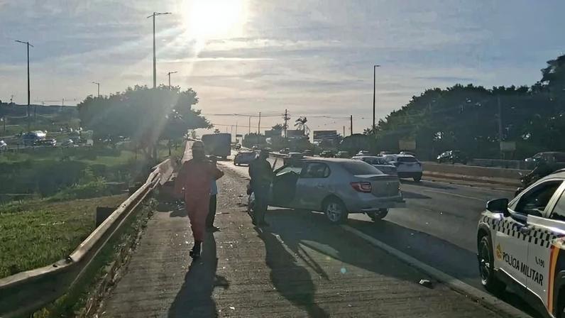 Colisão entre carro e motocicleta mobiliza bombeiros na EPTG - (crédito: CBMDF/Divulgação)