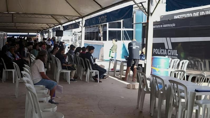 O programa, que reúne serviços de várias secretarias em um só lugar, é realizado em frente ao restaurante comunitário, das 9h às 16h - (crédito: Foto: Divulgação/Administração Regional de Ceilândia)