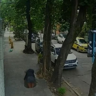 Mulher cai em bueiro e é salva por mototaxista; vídeo mostra