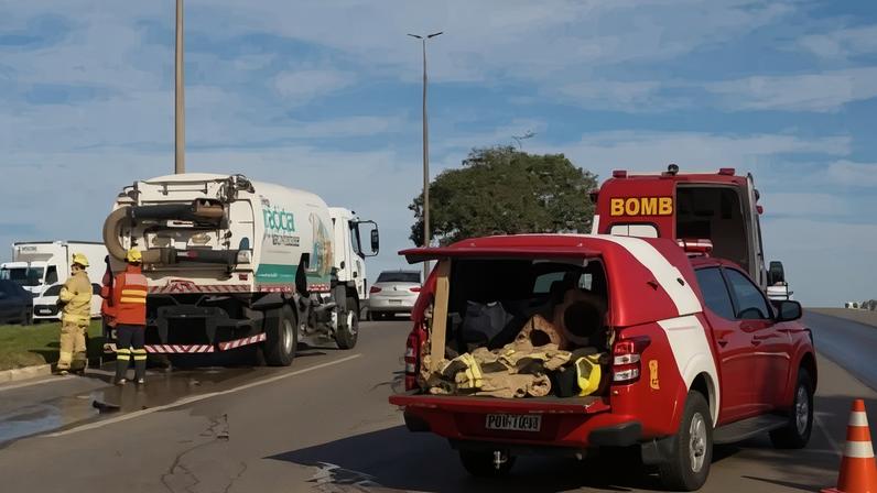 Bombeiros atendem ocorrência de acidente de trânsito na DF-004/EPGU - (crédito: CBMDF/Divulgação)