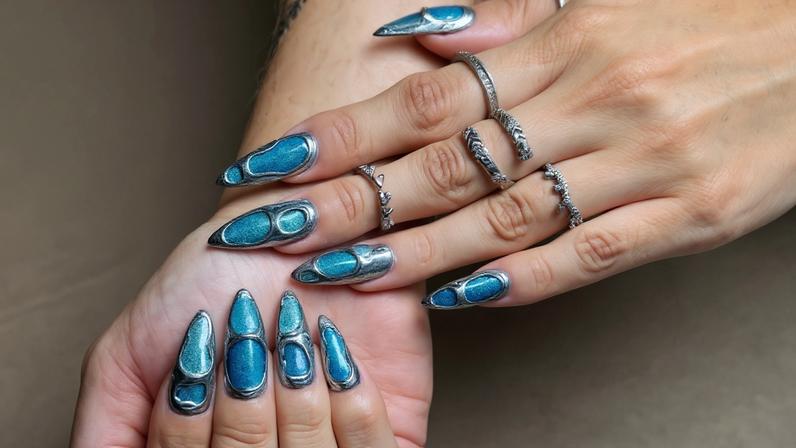 Unhas brilhantes e metalizadas também estão entre as mais pedidas - (crédito: Jamile Nogueira/Divulgação)