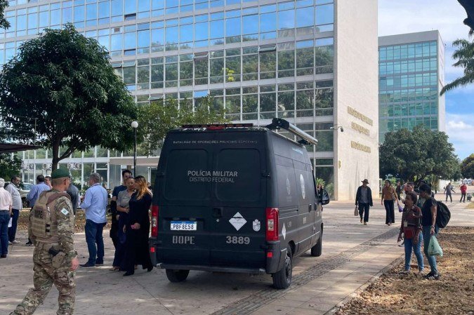 Área em frente ao Ministério do Meio Ambiente foi isolada pela PMDF após objeto abandonado levantar suspeita - (crédito: Foto: C.B. Press/Davi Cruz)