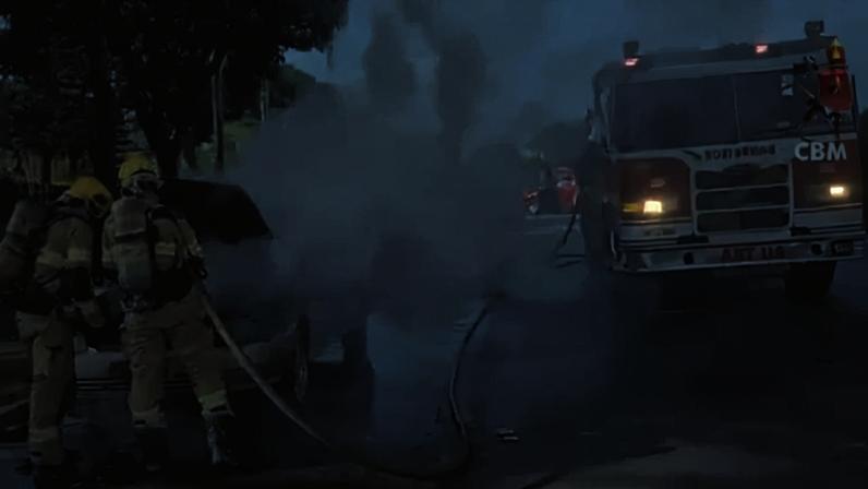Veículo pega fogo no Guará na manhã desta sexta-feira (5/6) - (crédito: Reprodução/Corpo de Bombeiros do DF)