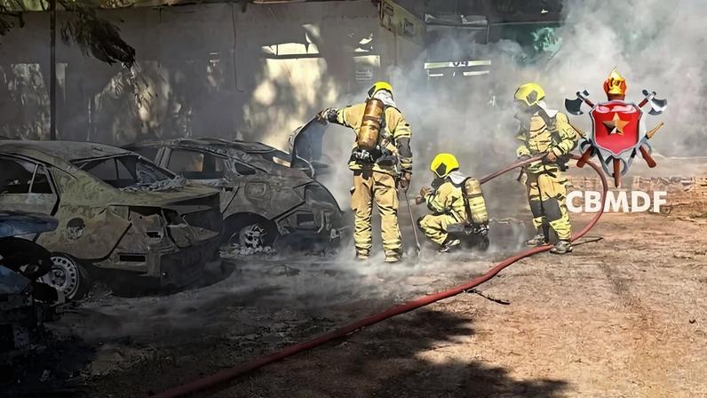 O incêndio deixou dois carros em cinzas. Os veículos estavam estacionados próximo à Feira dos Importados