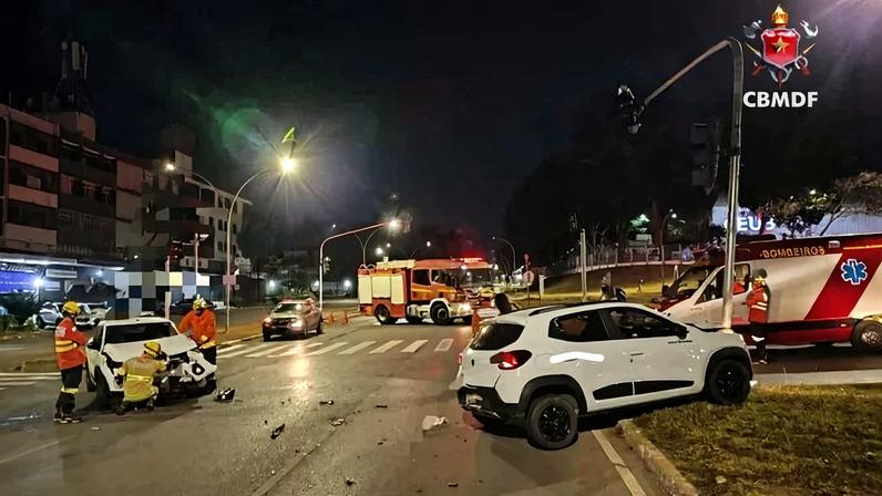 CBMDF atende colisão entre dois veículos na Asa Norte - (crédito: CBMDF/Divulgação)
