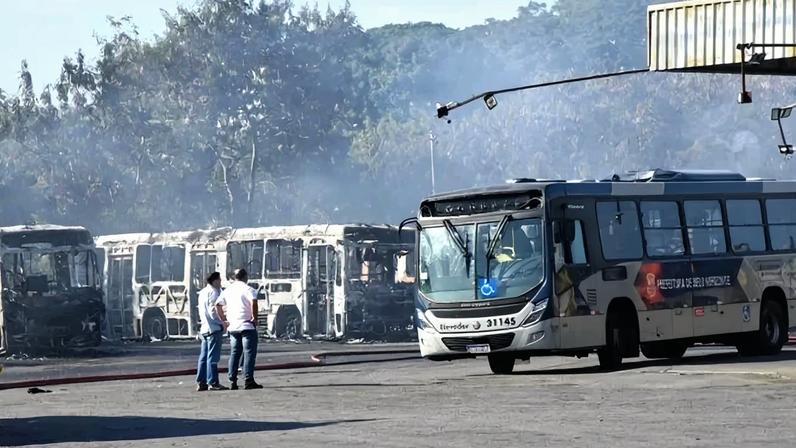 De acordo com os bombeiros, aproximadamente 20 ônibus foram queimados - (crédito: Gladyston Rodrigues/EM/DA. Press)