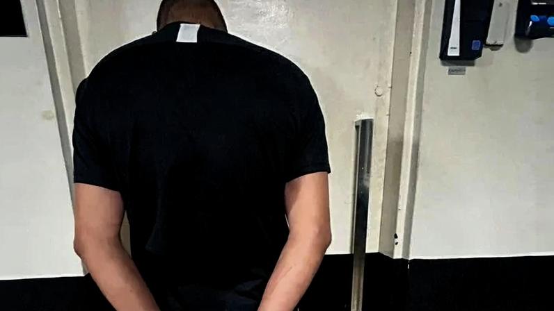 Os ocupantes abandonaram o veículo e tentaram fugir a pé. Um deles foi preso no local. - (crédito: Divulgação/PCDF)