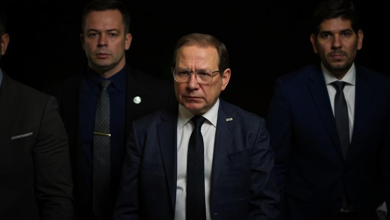 O presidente do Banco de Brasília (BRB), Nelson Antônio de Souza, chega para a audiência pública na CAE nesta terça-feira (9/6) - (crédito: Ed Alves/CB/DA.Press)