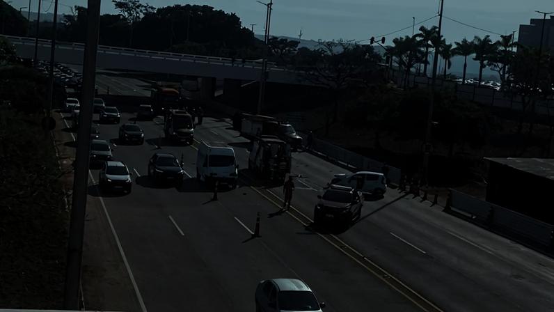 Sinistro ocorreu na manhã desta terça-feira (9/6) no Eixão - (crédito: Cedido ao Correio)