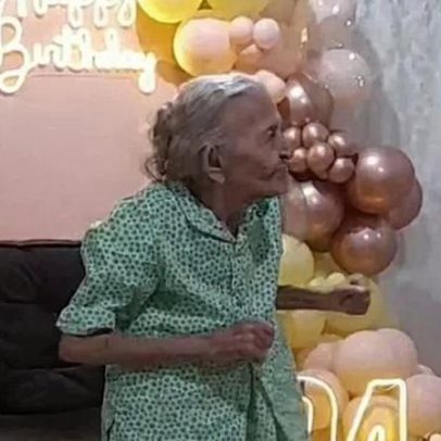 Pernambucana de 104 anos encanta a internet dançando forró