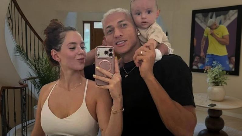 Na imagem, pai do bebê, ex-gra e o bebê. A brincadeira tomou proporções enormes e foi usada até para cobrar a convocação do atleta para a Seleção.