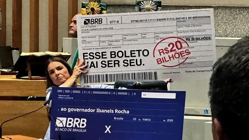 Paula Belmonte levou à tribuna um cheque em branco e um boleto impressos em cartazes gigantes - (crédito: Mila Ferreira/CB/D.A Press)