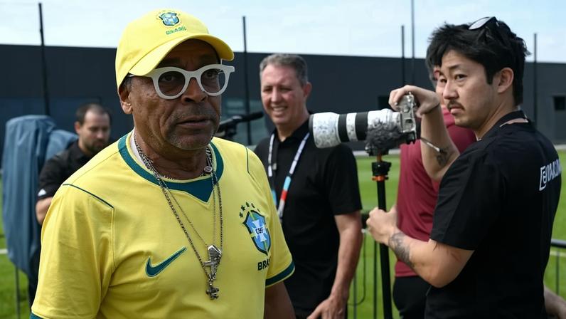 Spike Lee aparece de surpresa no treino da Seleção e aponta jogador preferido - (crédito: Mauro Pimentel/AFP)