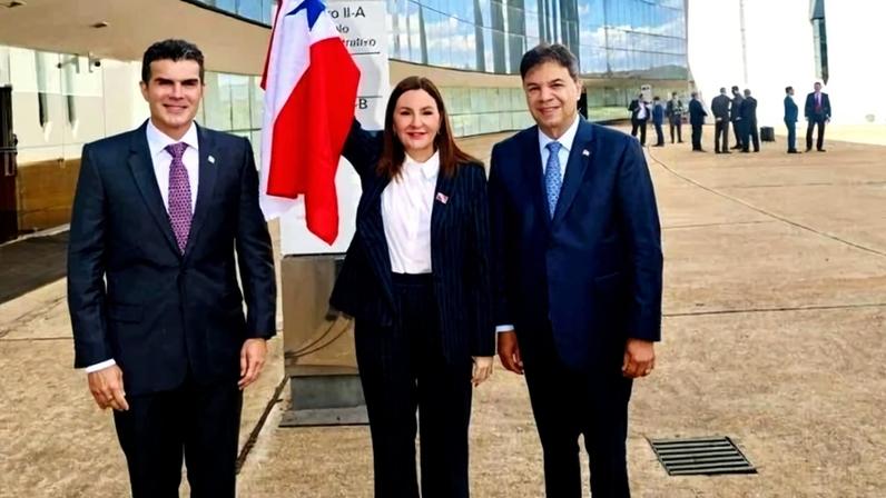 Governadora do Pará, Hana Ghassan, entre o ex-governador do Pará, Helder Barbalho, e o deputado estadual Chicão - (crédito: Divulgação / Alepa)