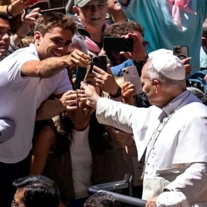 Leão XIV recebe rosário de jovem, reza na missa e o devolve