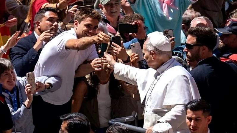 Leão XIV recebe rosário de jovem, reza na missa e o devolve