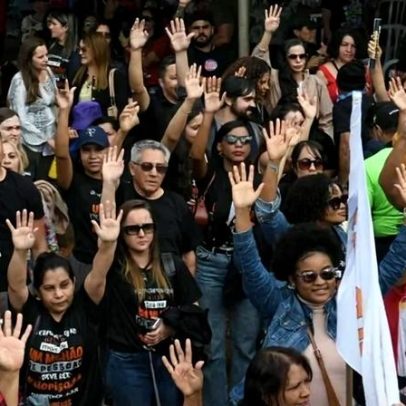 Servidores protestam no Buriti contra acordo do BRB e pedem transparência