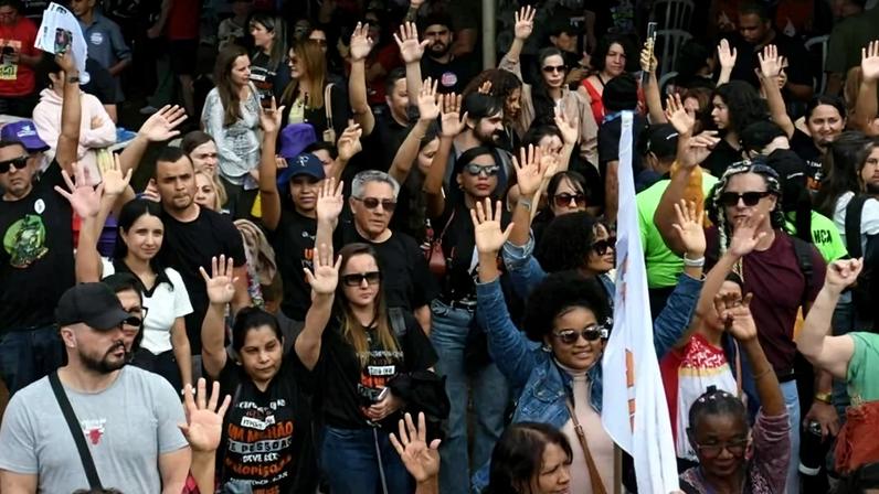Servidores protestam no Buriti contra acordo do BRB e cobram transparência do GDF - (crédito: Marcelo Ferreira/CB/D.A Press)