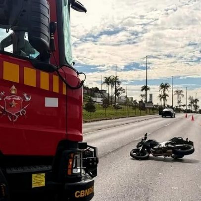 Motociclista fica ferido após colisão com veículo na EPTG