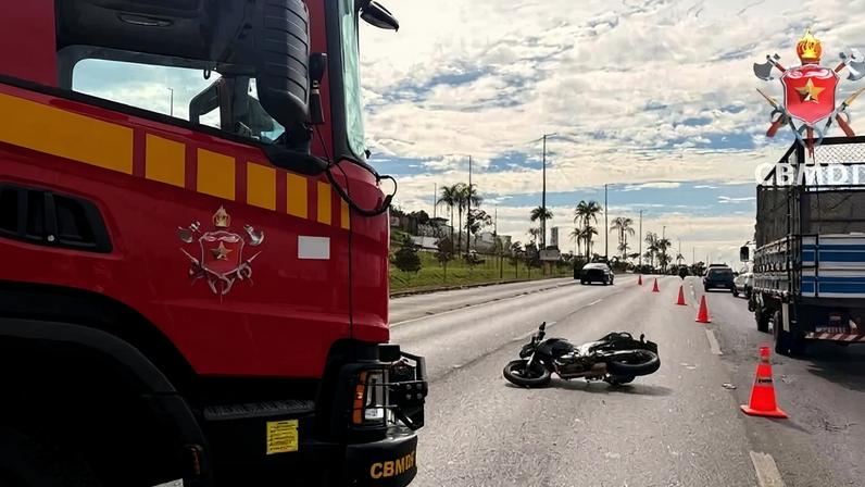 Colisão entre carro e motocicleta mobiliza bombeiros na EPTG - (crédito: CBMDF/Divulgação)