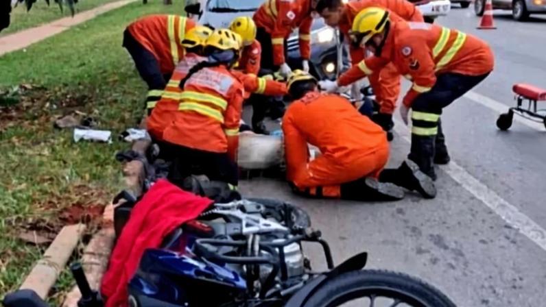 Acidente envolvendo carro e motocicleta causa trânsito no Jardim Botânico - (crédito: CBMDF/Divulgação)