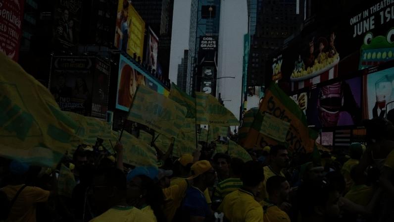 Torcedores lotam a principal avenida de Nova York em festa organizada pelo Movimento Verde e Amarelo na véspera do duelo contra o Marrocos