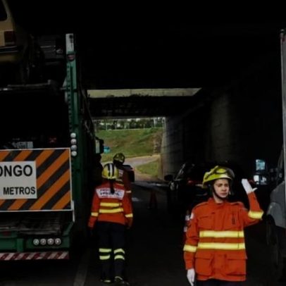 Carreta fica presa sob viaduto na EPIA e interdita faixa de rolamento