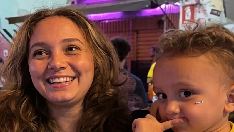 Para a servidora pública Luiza Vila, 32, a Copa deste ano ganhou um significado diferente. Depois de acompanhar a última edição grávida, ela agora vive a experiência ao lado da filha, Sol Vila, de 4 anos - (crédito: Paulo Gontijo)