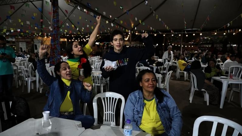 Torcedores celebram o gol do Brasil - (crédito: Mariana Campos)