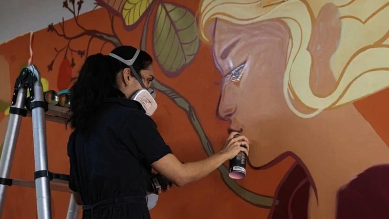 Latas de spray, talento e aprendizado marcam o início das comemorações dos 10 anos de carreira da grafiteira Siren