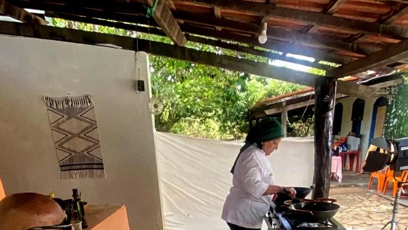 Lucia Leão e André Ferreira durante a preparação de receitas à base de mandioca - (crédito: Divulgação)
