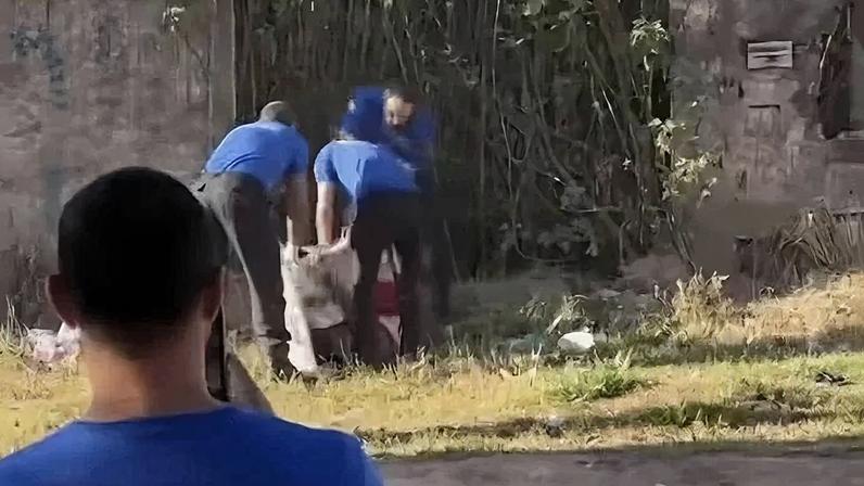 Homem foi encontrado morto perto de parada de ônibus - (crédito: Brasilinha no Debate/Divulgação)