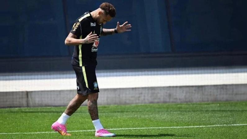 Depois do aquecimento, Neymar ficou separado do grupo devido ao processo de transição sob orientação do preparador físico Cristiano Nunes - (crédito: Mauro Pimentel/AFP)