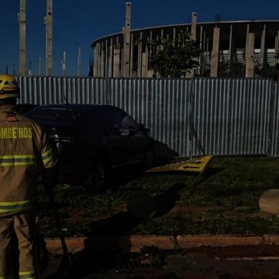 Veículo bate em tapume do Estádio Nacional Mané Garrincha