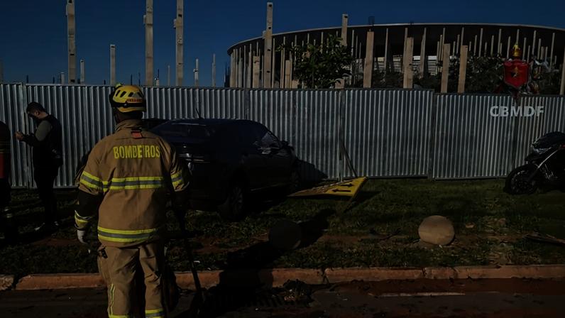 Após colisão, carro atinge tapume do Estádio Nacional Mané Garrincha - (crédito: CBMDF/Divulgação)