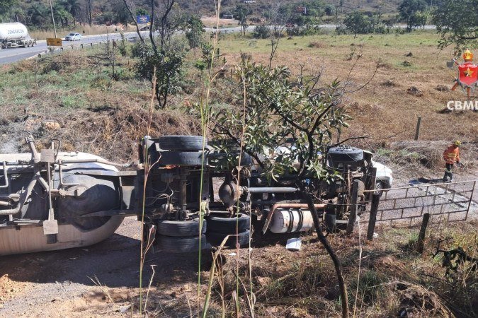 Caminhão tomba na DF-150, próximo à Fercal