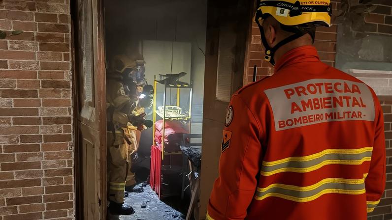 No local, as equipes identificaram que o incêndio havia começado no interior do comércio, que não estava em funcionamento - (crédito: Divulgação/CBMDF)