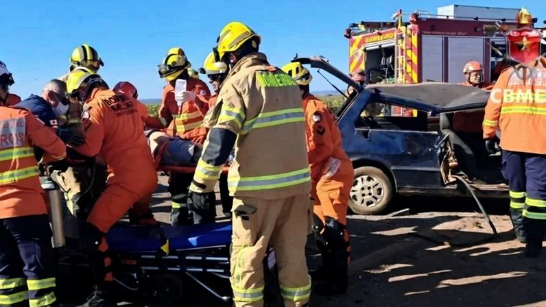 Três das vítimas foram transportadas para unidades hospitalares, duas estavam em estado grave e uma em quadro estável. Os demais não precisaram de transporte - (crédito: Divulgação/CBMDF)