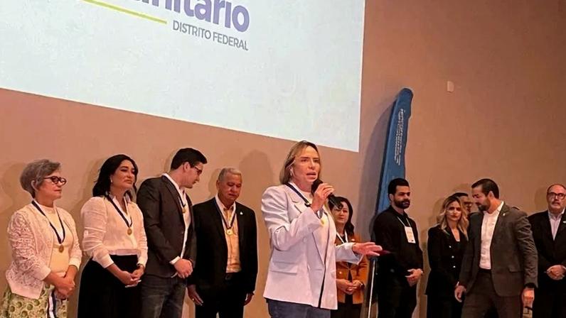 Celina leão participa de entrega de medalhas aos líderes comunitários - (crédito: Davi Cruz/CB/D.A Press)
